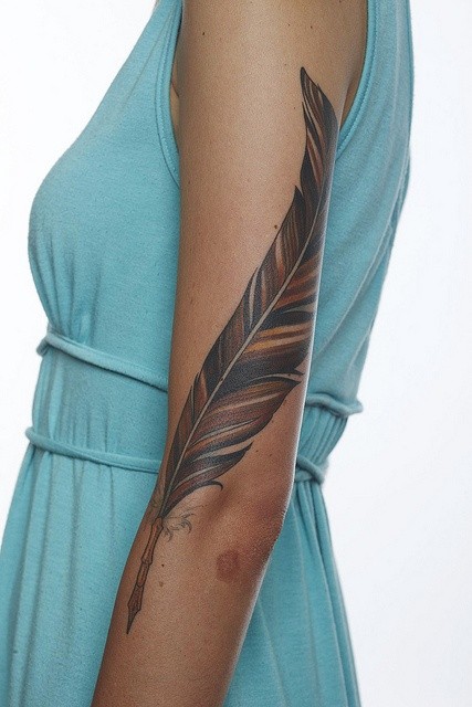 女性手臂个性的羽毛纹身