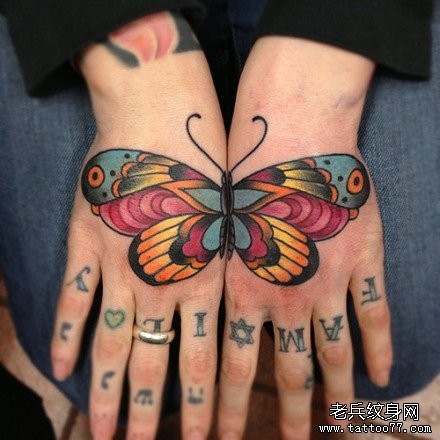 手背潮流漂亮的蝴蝶纹身图片