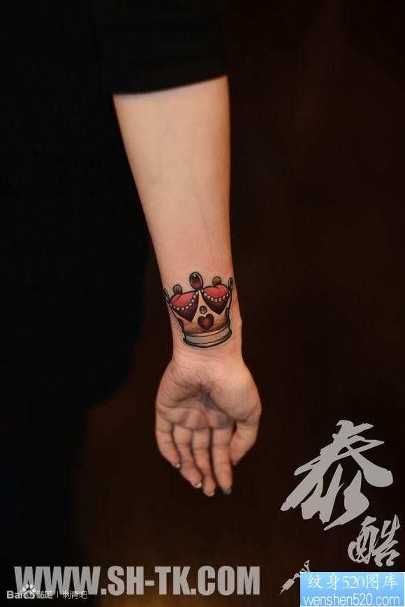 女人手部小清新彩色皇冠纹身图片