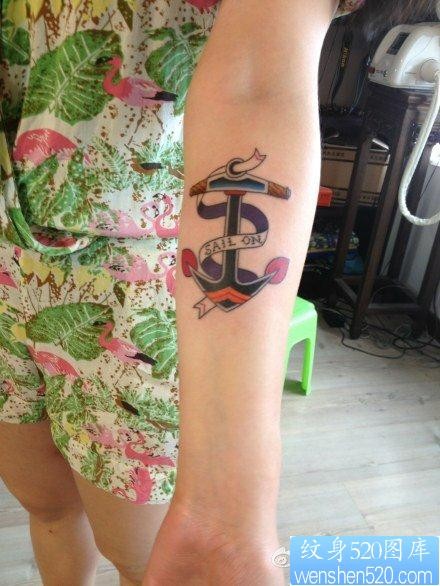 女人手臂唯美好看的船锚纹身图片