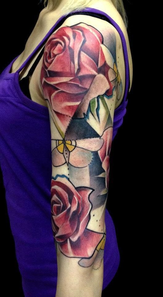 女性手臂漂亮的玫瑰纹身