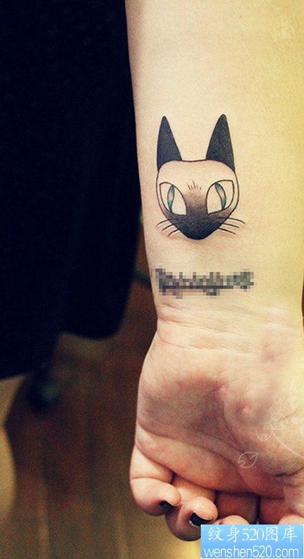 一幅手腕猫纹身图片由纹身520图库推荐