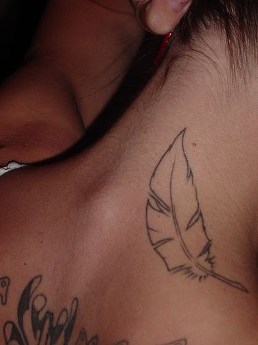 女性肩部简单的羽毛纹身