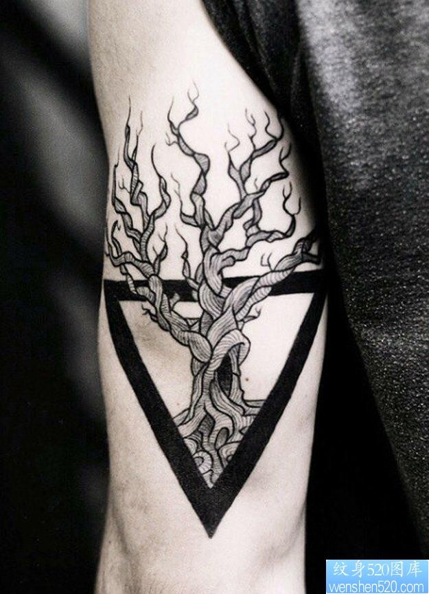 一幅手臂树纹身图片由纹身520图库推荐