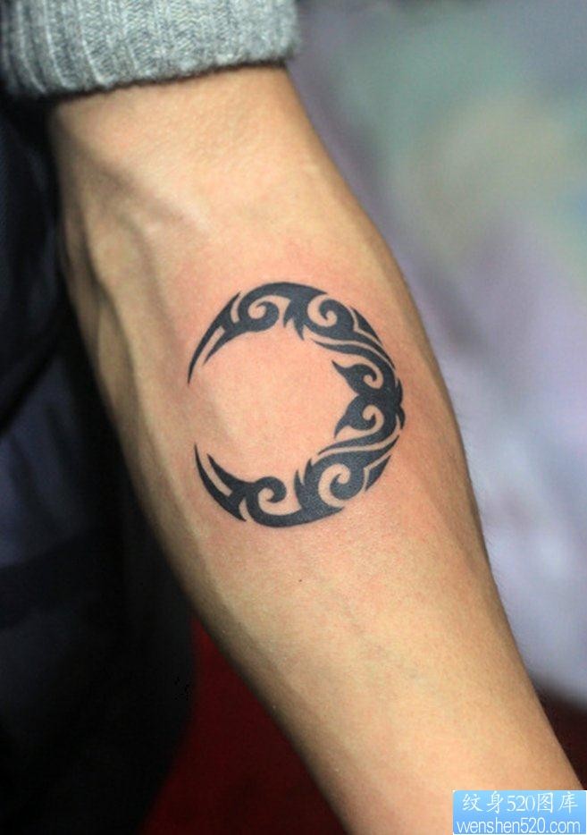 纹身520图库推荐一幅手臂图腾月亮纹身图片