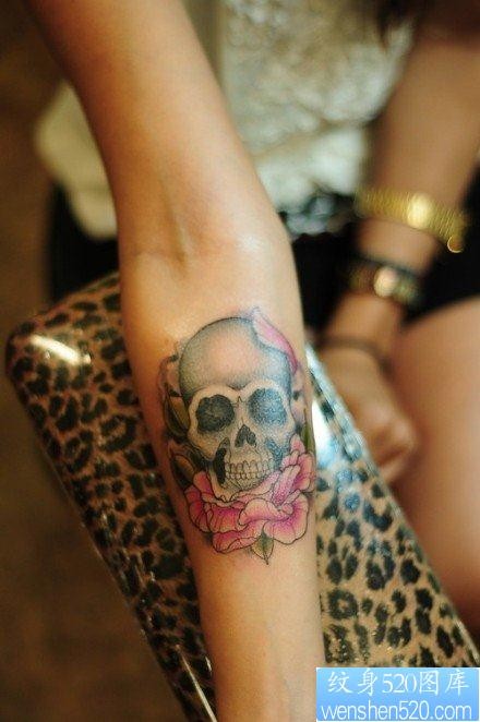 一幅手臂骷髅头玫瑰花纹身图片由纹身520图库推荐