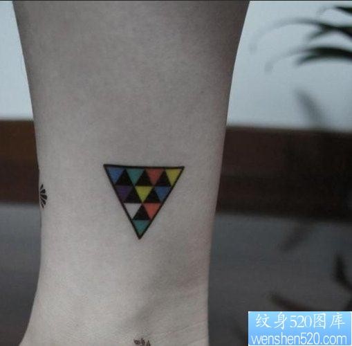 纹身520图库推荐一幅手腕彩色三角形纹身图片