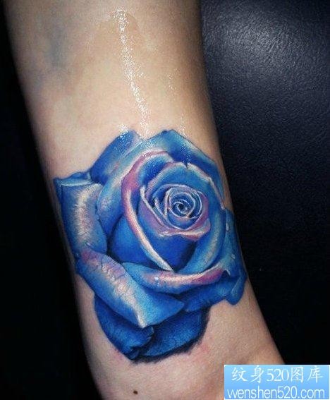 纹身520图库推荐一幅手臂蓝色玫瑰文身图片