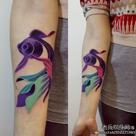 一幅彩色手臂金鱼纹身图片由纹身520图库推荐
