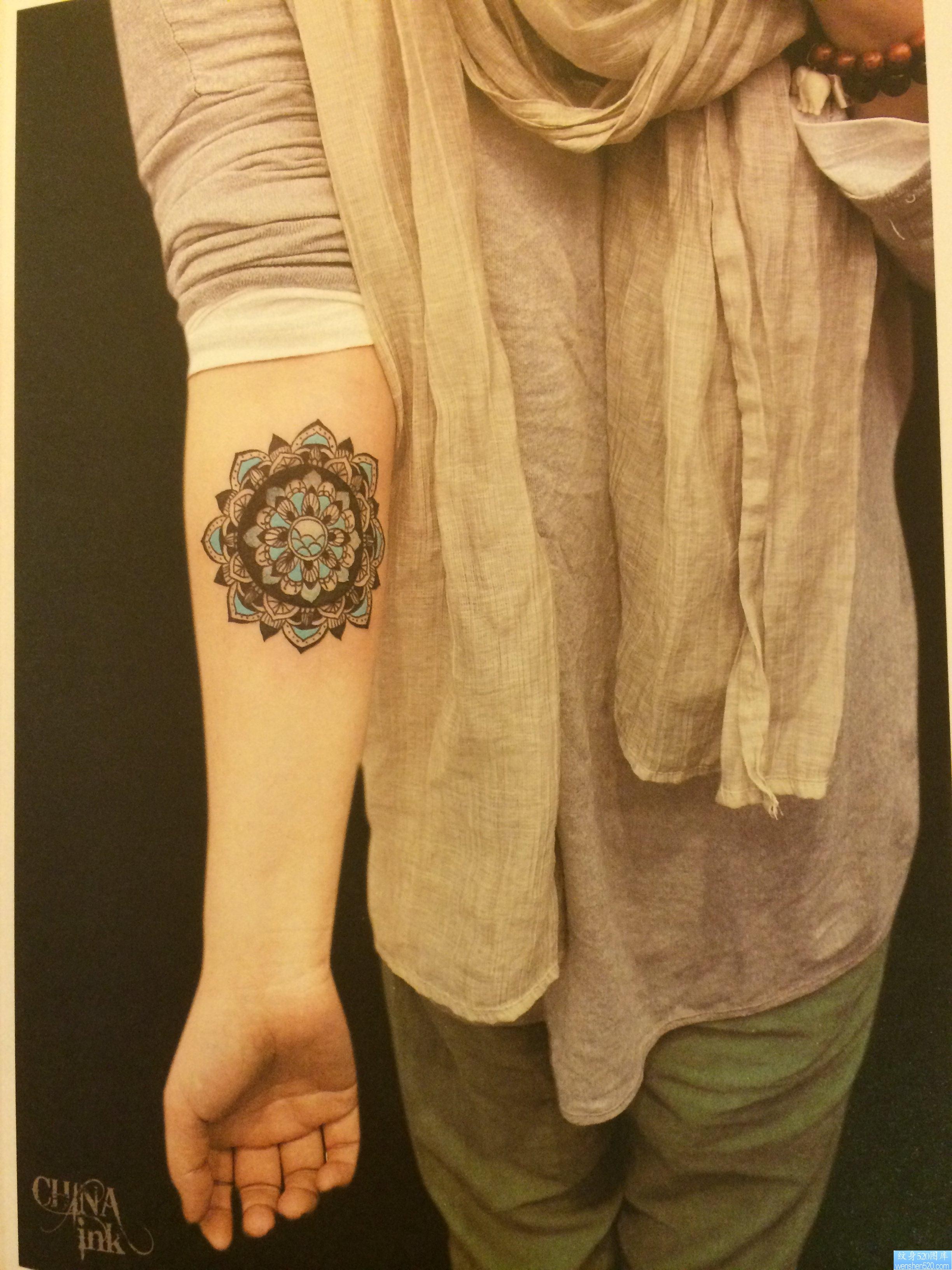 一幅女人手臂彩色花纹身图片由纹身520图库推荐