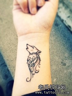 一幅女人手腕狼纹身图片由纹身520图库推荐