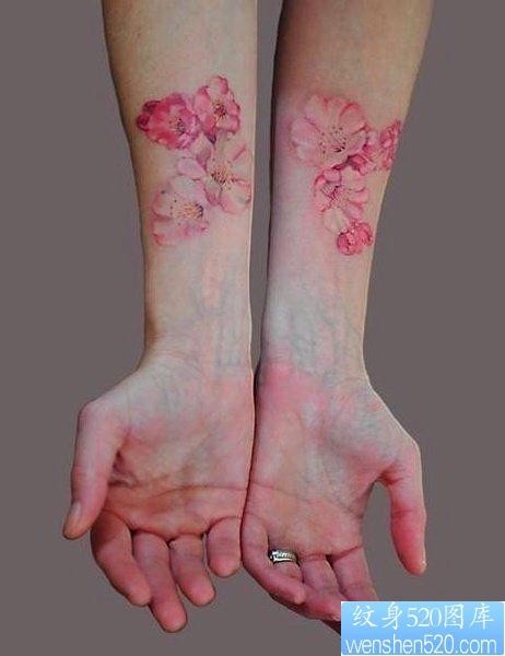纹身520图库推荐一幅手臂彩色花纹身图片