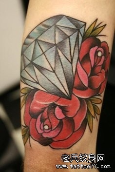 一幅钻石玫瑰纹身图片由纹身520图库推荐