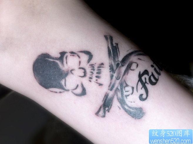一幅个性潮流的手臂骷髅纹身图片由纹身520图库推荐