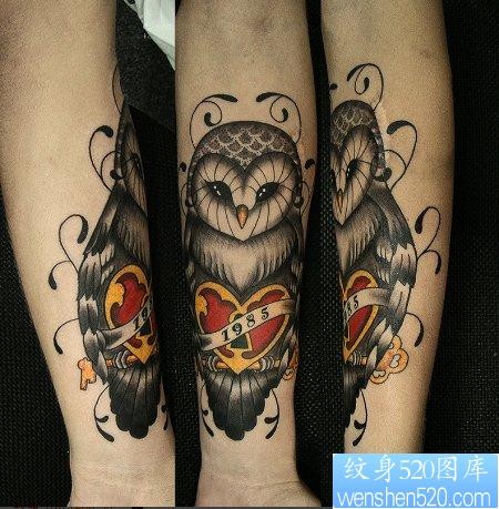 一幅手臂黑灰猫头鹰纹身图片由纹身520图库推荐