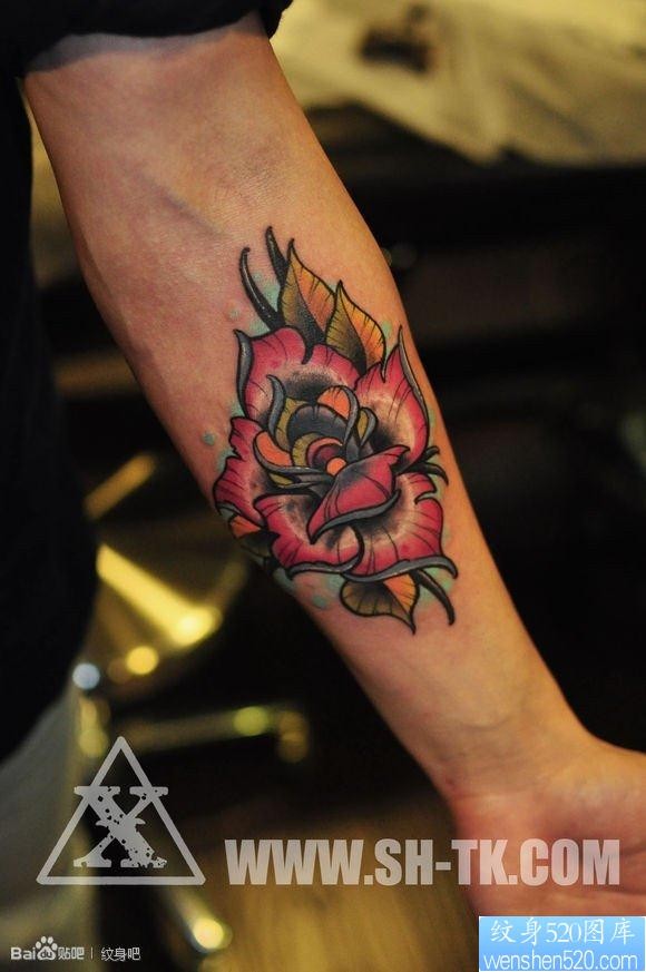 手部彩色玫瑰花纹身图片