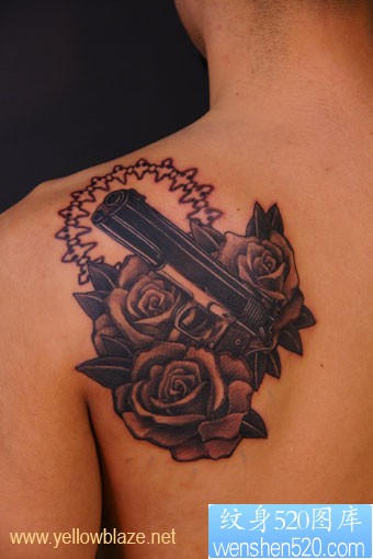 肩部手枪玫瑰纹身图片