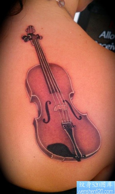背部纹身图片：后背小提琴纹身图片