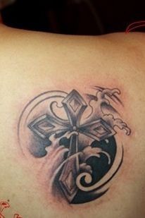 肩部纹身图片：肩部十字架纹身图片纹身作品