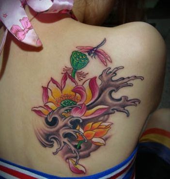 肩部纹身图片：经典潮流肩部彩色莲花蜻蜓纹身图片纹身作品