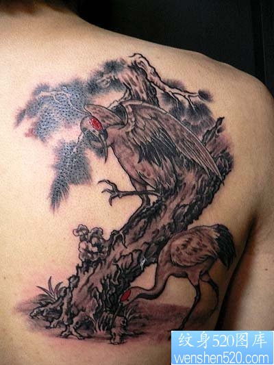 纹身520图库：后肩背松树仙鹤文身图片作品