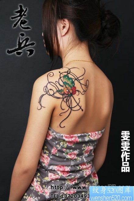 美女肩部彩色花朵图腾纹身图片