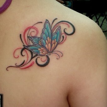 肩部纹身图片：肩部彩色蝴蝶纹身图片纹身作品
