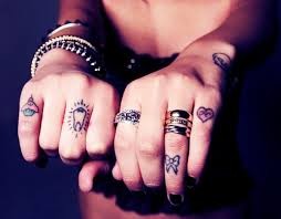 女性手指上小小的纹身图案