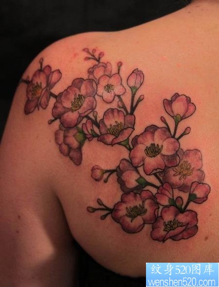 花卉纹身图片：后背桃花纹身图片