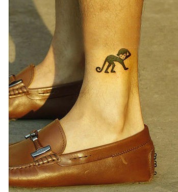 女性脚踝部漂亮的小猴纹身