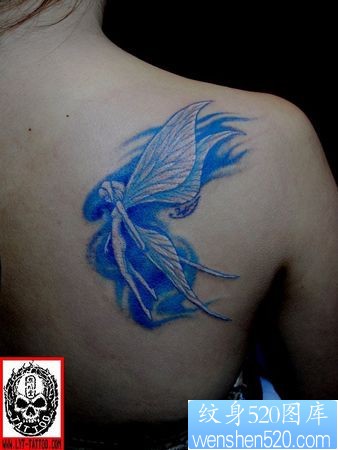 美女肩部彩色精灵翅膀纹身图片