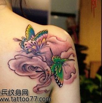 好看唯美的肩部蝴蝶纹身图片