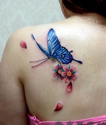 美女肩部好看的彩色蝴蝶纹身图片