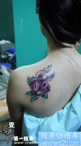 美女肩部彩色玫瑰花纹身