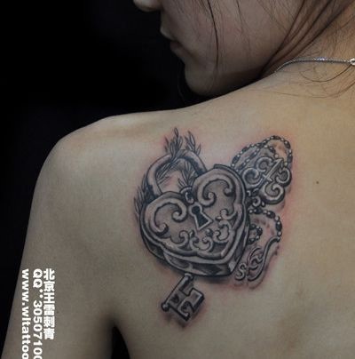 女人肩部流行的爱心锁钥匙纹身图片