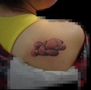 女孩子肩部可爱的熊娃娃纹身图片