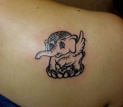 美女肩部可爱的图腾大象纹身图片