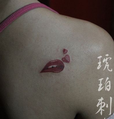 女孩子肩背好看的唇印纹身图片
