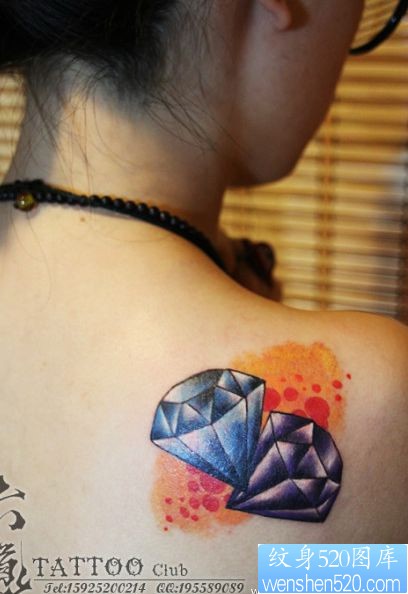 一幅女孩子肩背彩色钻石纹身图片
