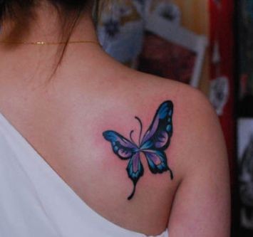 女人喜欢的肩部彩色蝴蝶纹身图片