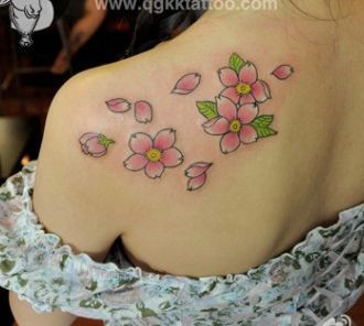 女孩子肩背彩色樱花纹身图片