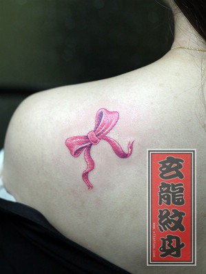 女人喜欢的肩部彩色蝴蝶结纹身图片
