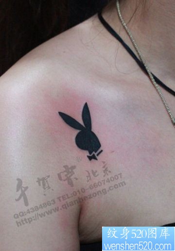 女孩子肩部可爱的图腾小兔子纹身图片
