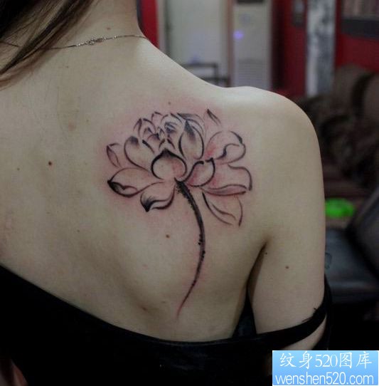 一幅女孩子肩背水墨风格莲花纹身图片