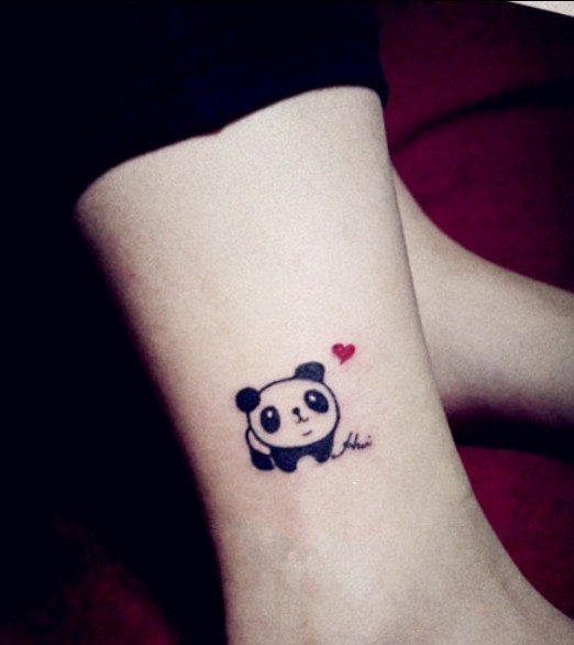 女性脚部彩色熊猫可爱刺青