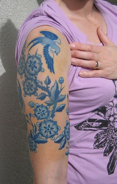 女性大臂上一款青花色纹身