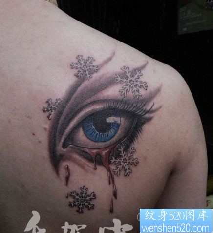 女孩子肩部眼睛雪花纹身图片