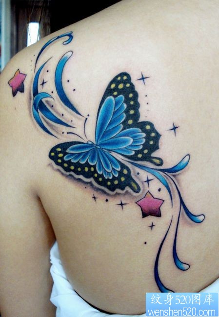 女孩子肩部漂亮的蝴蝶纹身图片
