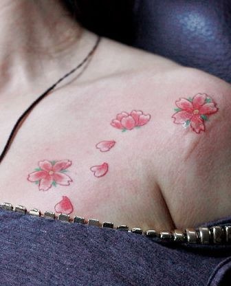 女人喜欢的肩胛骨樱花纹身图片