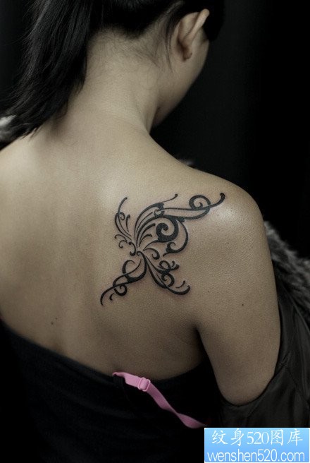 女人肩背好看的图腾蝴蝶纹身图片